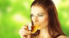 Donna che beve tisana 1 - ridotto